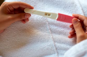 Руки девушки, проводящей тест на беременность